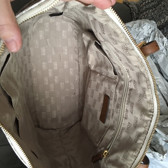 Authentic white jet set Micheal Kors handbag - Picture 3 of 3